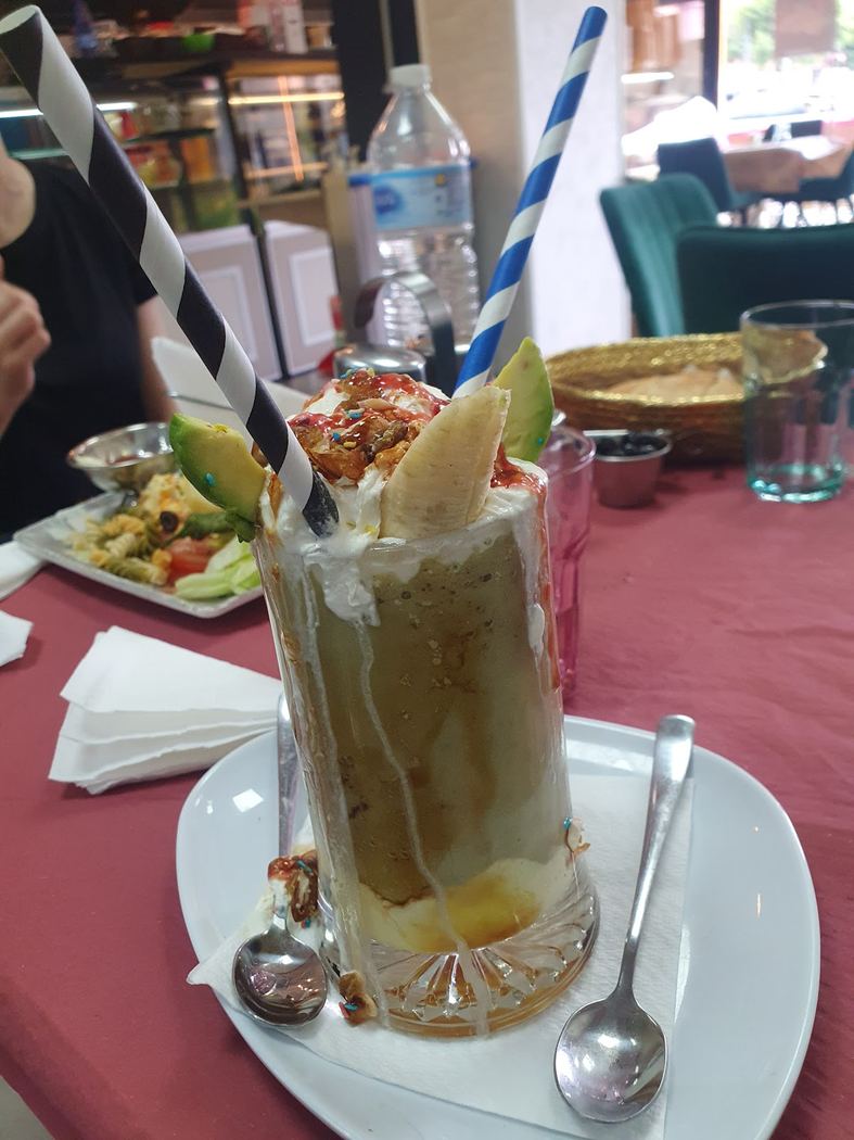 Batido cremoso de aguacate y plátano con nata montada.